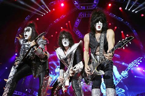 Kiss Stop Concert To Lead Crowd In Pledge Of Allegiance Billboard