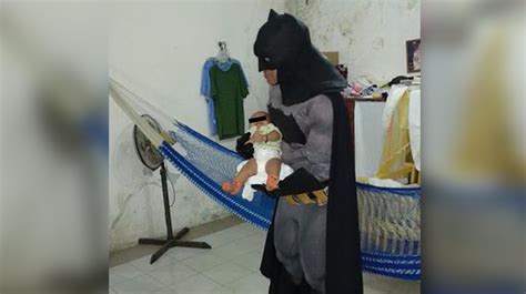 Batman Entrega Un Donativo Al Bebé Eithan De Yucatán La Verdad Noticias