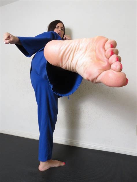 Pin By 大無 On Body 腳掌 In 2022 Women Karate Sexy Feet Girl Soles