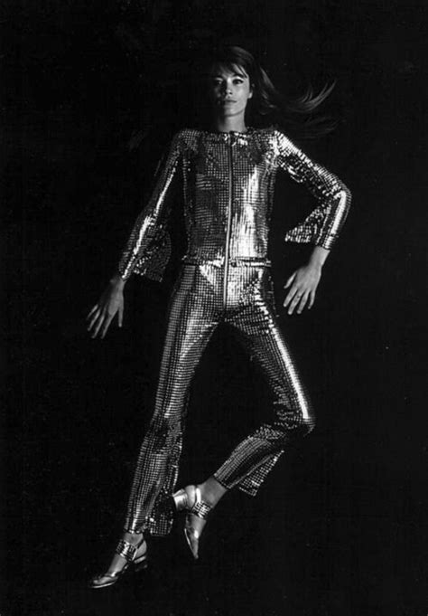 This opens in a new window. Francoise Hardy in Paco Rabanne 1960s | Icone, Bellezza