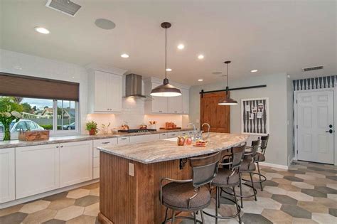 Spacious Farmhouse Kitchen With Eat In Island Bar Mixed Neutral Toned