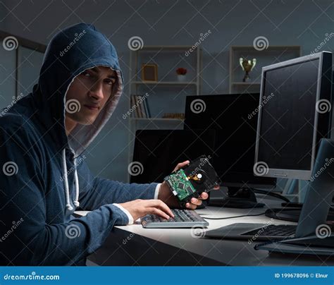 Hacker Hackeando El Ordenador Por La Noche Foto De Archivo Imagen De