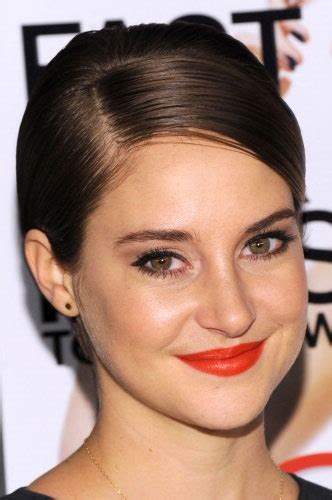 Shailene Woodleys Fresh Skin And Statement Lip Are All Natural