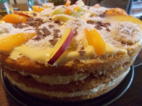 Die hälfte der creme auf dem boden verteilen, mit etwa 2/3 der beeren belegen, übrige creme darübergeben. Dessert - Kuchen / Torte aus Quark, Joghurt und Obst auf 3 ...