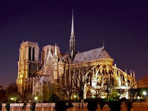 Cet emplacement est un haut lieu de dévotion depuis le moyen age. Notre-Dame de Paris - Church in Paris - Thousand Wonders