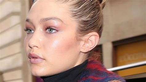 Gigi Hadid Has A Pretty In Pink Makeup Moment During London Fashion