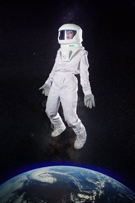 Astronaute Dans Lespace Dans Lapesanteur Sur Le Fond Noir Photo