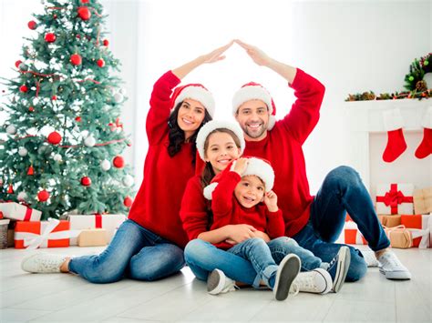 Pueden ser adornos para el árbol, figuritas para el belén. El significado de la Navidad para los niños cristianos