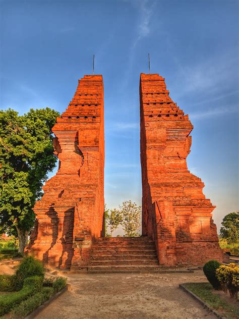 Candi Waringin Lawang Jelajahi Indonesia