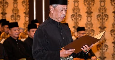 Perdana menteri dilantik secara rasmi oleh yang di pertuan agong. Biodata Tan Sri Muhyiddin Yassin,Perdana Menteri Malaysia ...