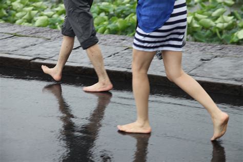 Goodinfo Walking In The Rain Barefoot