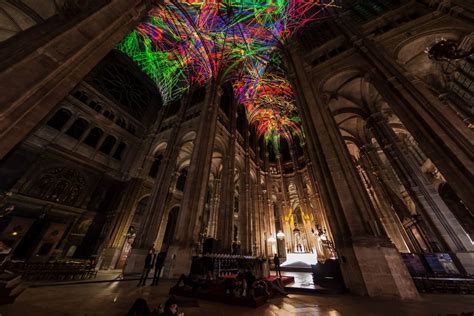 Melinda borsos, tamás karácsony, balázs kemes, eszter. Instalação digital projeta céu colorido em igreja gótica ...