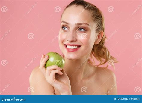 blonde halve naakte vrouw van 20 s perfecte huidgenade omhoog met appel geïsoleerd op