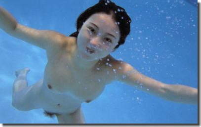 全裸の女性が水中で揺らめくウォーターヌードのエロ画像 性癖エロ画像 センギリ