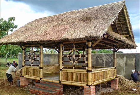 Dengan desain rumah ala abad pertengahan, rumah bambu ini maish bisa menonjolkan keceriaan lewat atap berwarna hijau toska. 21 Desain Rumah Gubuk Bambu dan Kayu Terbaru 2019 ...