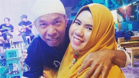 Pada kamis (29/10/2020) kiwil bersama rochimah buka suara soal isu yang sebelumnya dikabarkan bahwa kiwil menikah dengan venti figianti secara siri. Sosok Venti Istri Baru Kiwil Pengganti Meggy Wulandari ...