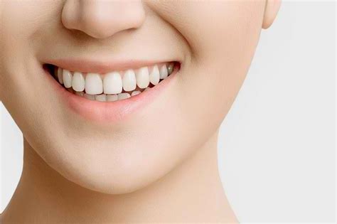 Tersenyum Lebih Percaya Diri Berkat Pemutih Gigi Alami Alodokter