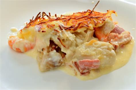 Muchas pierden esta maravillosa cualidad cuando las metes en el lavavajillas, las rascas con esmero con la parte verde del estropajo o, simplemente, usas accesorios metálicos para cocinar. Merluza al horno en salsa de yogur | El Chef de la Casa