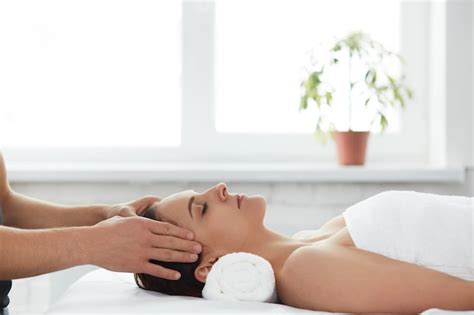 Premium Photo Masseur Makes Teraveteic Massage