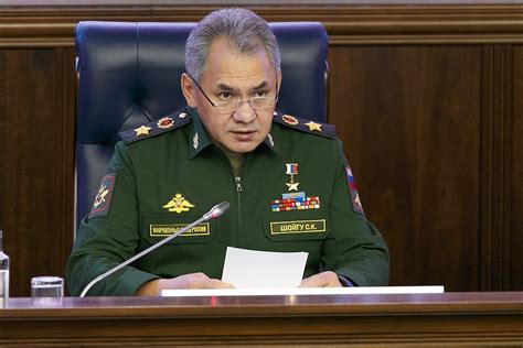 Сергей күжүгет оглу шойгу) е руски политик и генерал на армията, който служи като министър на отбраната на русия и като директор на съвета. Шойгу облетел Крым на вертолете