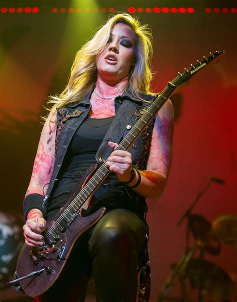 Guitarist Nita Strauss In 2019 Nita Strauss Guitar Girl Cool Guitar