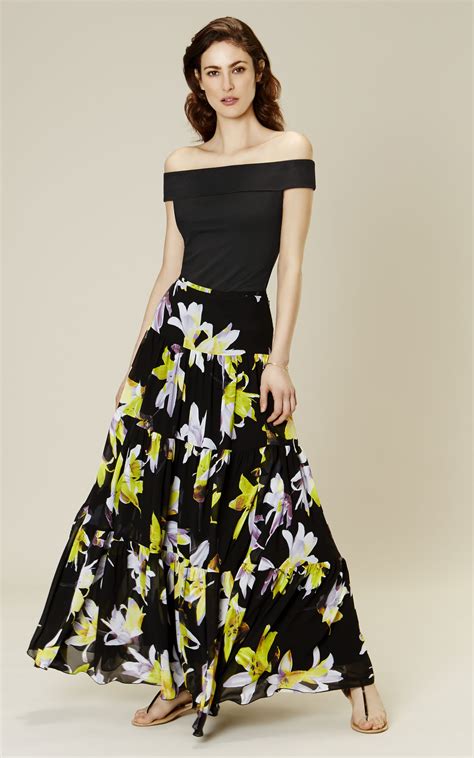 Wedding guest attire guidelines for what to wear as a guest of a wedding. Karen Millen Floral-print tiered maxi skirt (con imágenes)