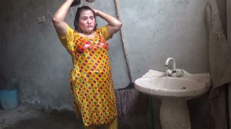 hot video pakistani video pakistani mujra hot aunty bathing bhabi nahate huye big boobs youtube