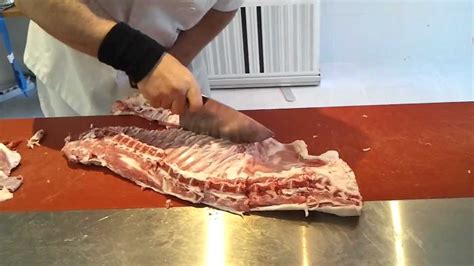 La carne de cordero es una carne bastante grasa y, como todas las carnes con un elevado contenido graso, es muy importante comerla caliente así que te recomendamos que uses una cazuela de barro previamente calentada como plato. Despiezando un cordero - YouTube