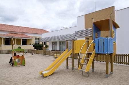 Ainda assim, as escolas estarão abertas, pelo menos, para os jovens até 12 anos e o ensino superior vai continuar as avaliações em curso. Sardoal: Turma de 16 alunos em confinamento após confirmação de caso positivo (ATUALIZADA C ...