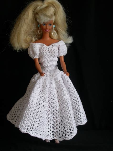 barbie en robe de dentelle au crochet mes poupées ma passion robe dentelle modèles tricot