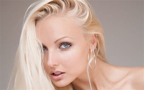 Model Veronika Simon Blonde Long Hair Blue Eyes Face Closeup Looking At