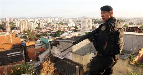 Polícia Faz Operação No Complexo Do Lins No Rio De Janeiro Bol Fotos