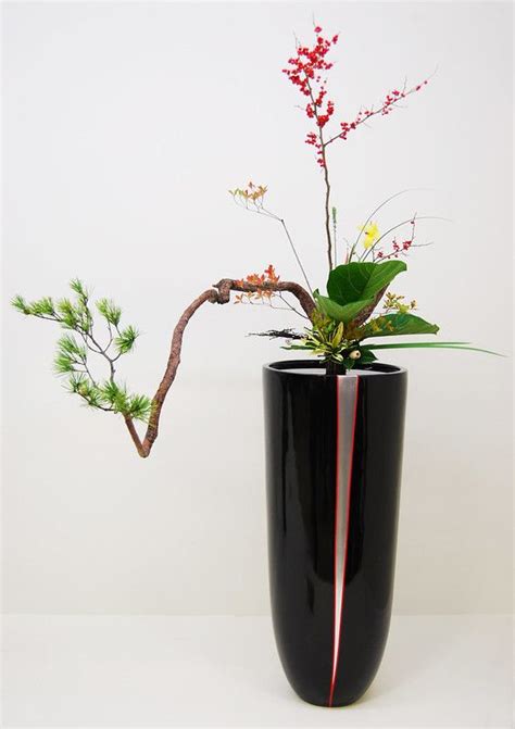Ikebana Ikenobo In A Huge Laquerware Vase Ikebana Flower Arrangement
