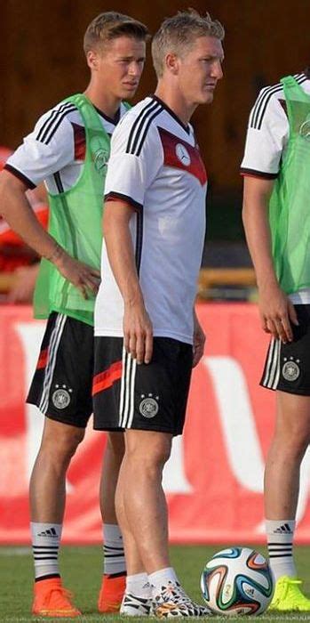 Последние твиты от bastian schweinsteiger (@bschweinsteiger). Bastian Schweinsteiger | Schweinsteiger, Germany football ...