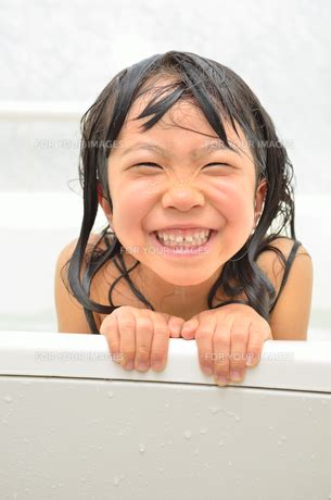 お風呂に入る女の子の写真素材 FYI00621352 ストックフォトのamanaimages PLUS