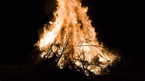 Download Wallpaper 3840x2160 Bonfire Fire Flame Darkness Firewood