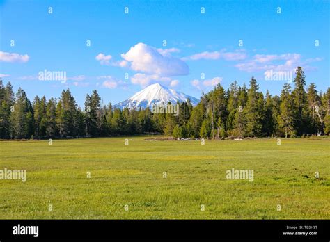 Mount Mcloughlin Oregon Usa Stock Photo Alamy
