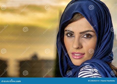 Fille Arabe De Beauté Sensuelle Avec Le Hijab Images Stock Image