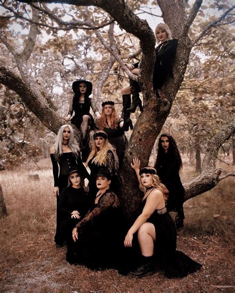 Coven Witch Photoshoot Sesiones De Fotos De Halloween Sesi N Fotogr Fica Fotograf A De Halloween