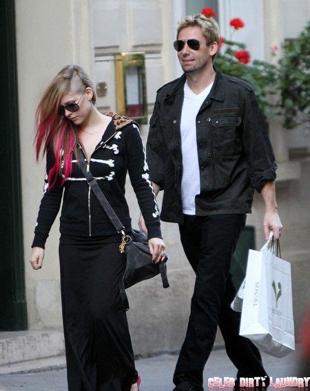 Avril Lavigne Pregnant In Paris With Baby Bump And Fiance Chad Kroeger