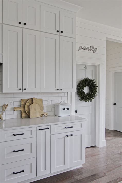 10 White Shaker Cabinets With Black Hardware