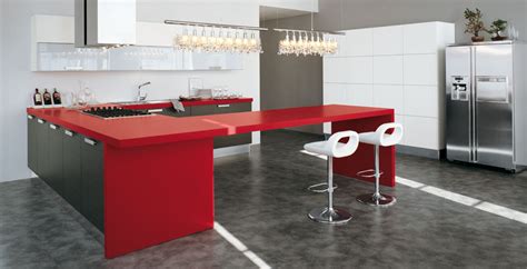 Los muebles en color blanco con detalles en wengué dan un aire elegante y actual a esta cocina de 20 m² y con isla central, que incluye un práctico office. Cocinas en rojo pasión - Cocinas con estilo