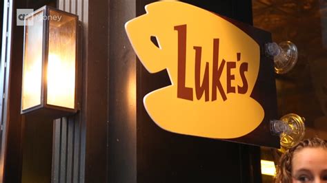 Gilmore Girls Lukes Diner Coffee Shops Draw Fans For Netflix Revival