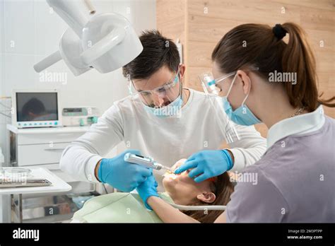 Dentista Profesional Que Inyecta Anestesia En Las Encías Del Paciente