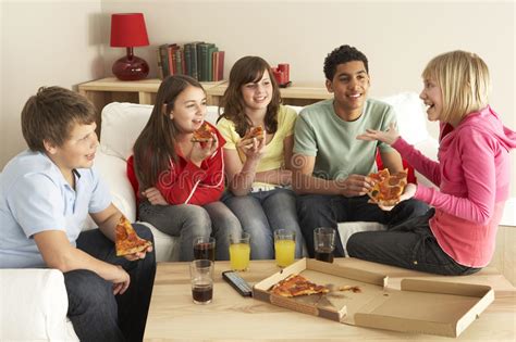 Und ihr, liebe freunde, welche hilfe leistet ihr euren eltern im haushalt ? Gruppe Kinder, Die Zu Hause Pizza Essen Stockbild - Bild ...