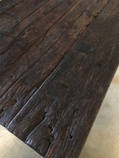Een tafel verven gebeurt op dezelfde manier als het aanbrengen van een primer. Stoere grote oude donker houten tafel eettafel grof hout ...