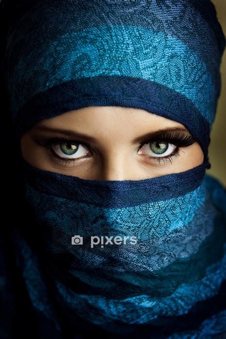 Housse de couette Jeune femme arabe en hijab avec des yeux bleus très