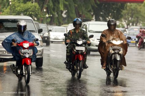 Tips Aman Berkendara Sepeda Motor Saat Hujan Wahana Honda