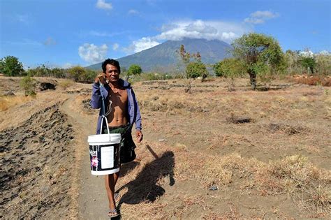 aktivitas gunung agung makin meningkat medcom id