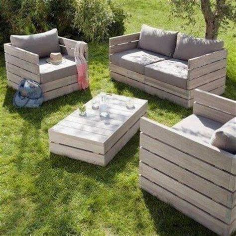 Reducing the impact the industry has on our environment. Make your own garden furniture: 9 DIY ideas - Apartment Geeks